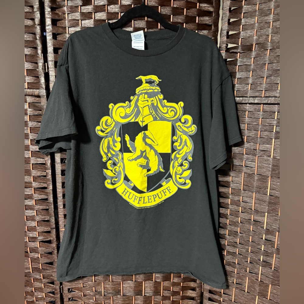 Harry Potter Hufflepuff Crest Graphic Tee – Black – Adult Large
